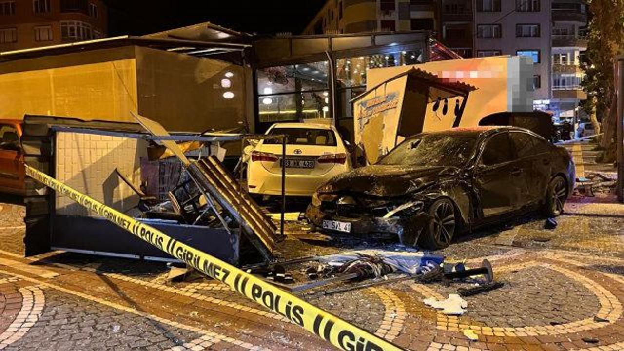 Tekirdağ'da kontrolden &ccedil;ıkan otomobil durağa daldı: 3 yaralı