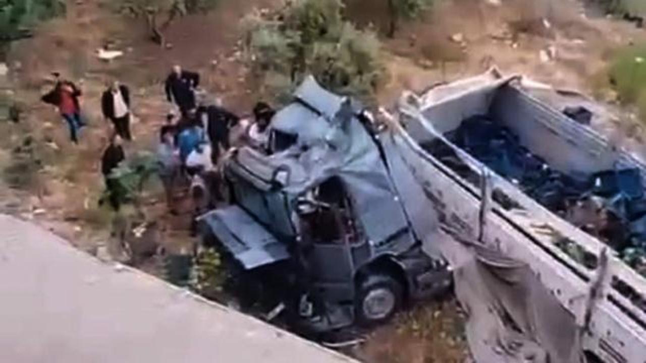 TIR, otomobile &ccedil;arpıp viyad&uuml;kten d&uuml;şt&uuml;: &Ouml;l&uuml; ve yaralılar var