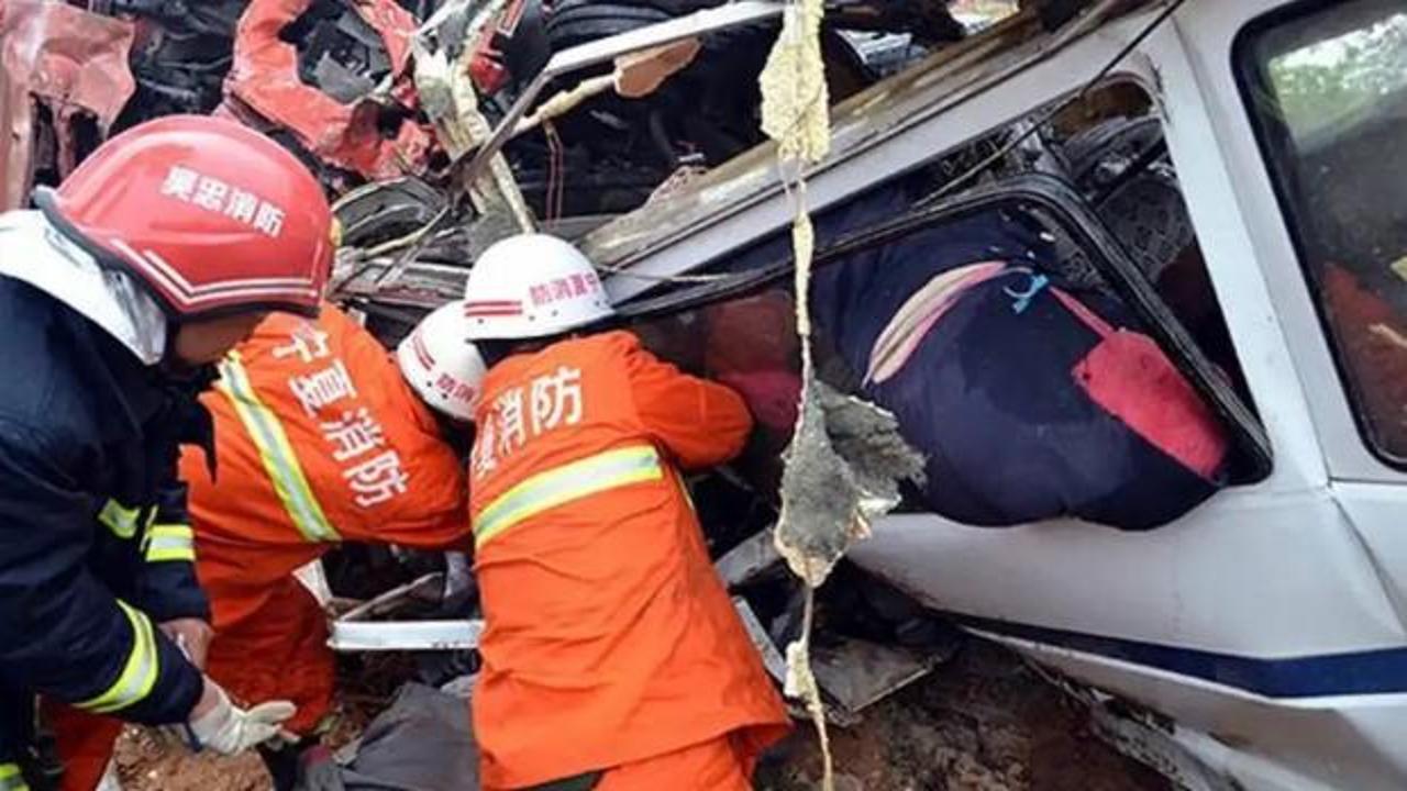 &Ccedil;in'de yolcu otob&uuml;s&uuml; kamyona &ccedil;arptı: 13 &ouml;l&uuml;