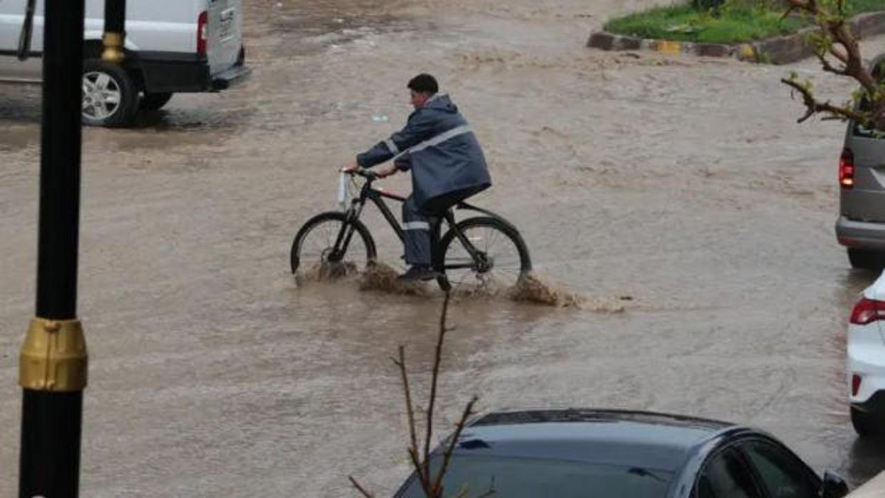 AKOM'dan son dakika İstanbul uyarısı! B&uuml;y&uuml;k k&uuml;tle ilerliyor