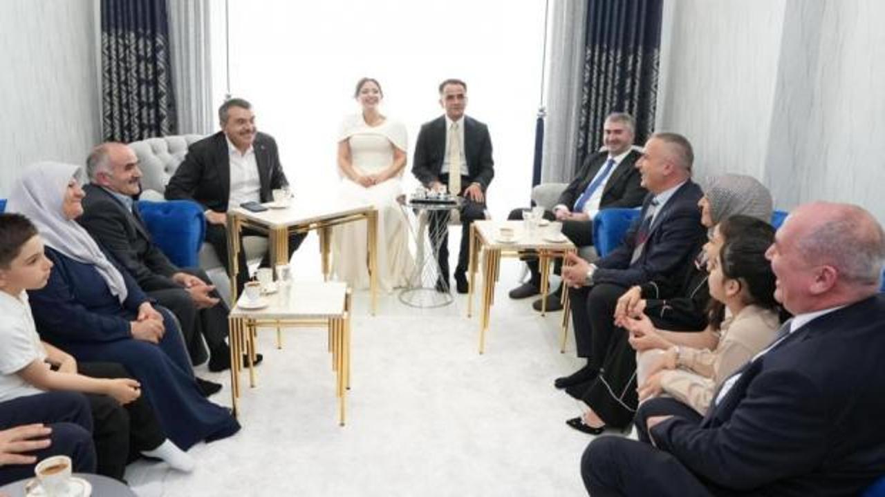 Bakan Tekin nişan t&ouml;renine katıldı