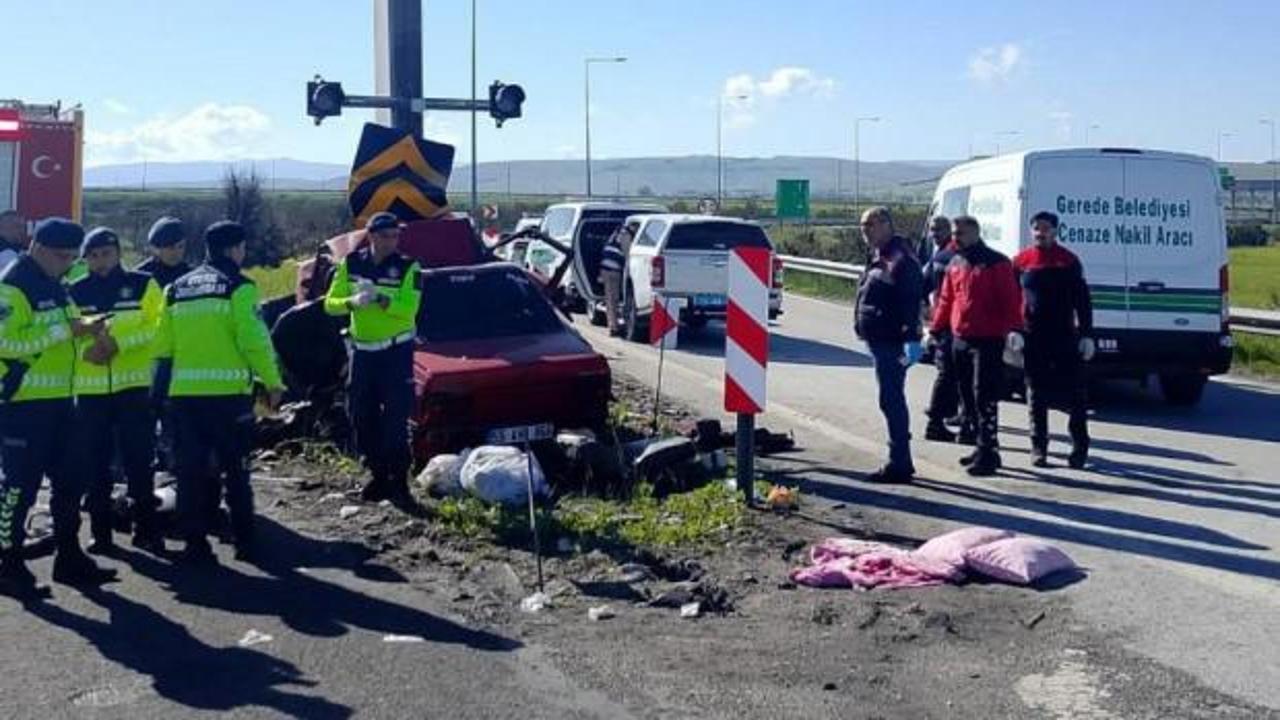 Bolu'da otomobil y&ouml;n direğine &ccedil;arptı: 2 &ouml;l&uuml;, 1 yaralı