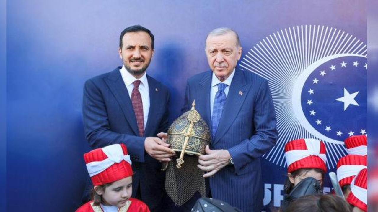 https://i20.haber7.net/resize/1280x720//haber/haber7/photos/2026/22/cumhurbaskani_erdogana_ozel_hazirlanan_migfer_hediye_edildi_1780122677_8968.jpg