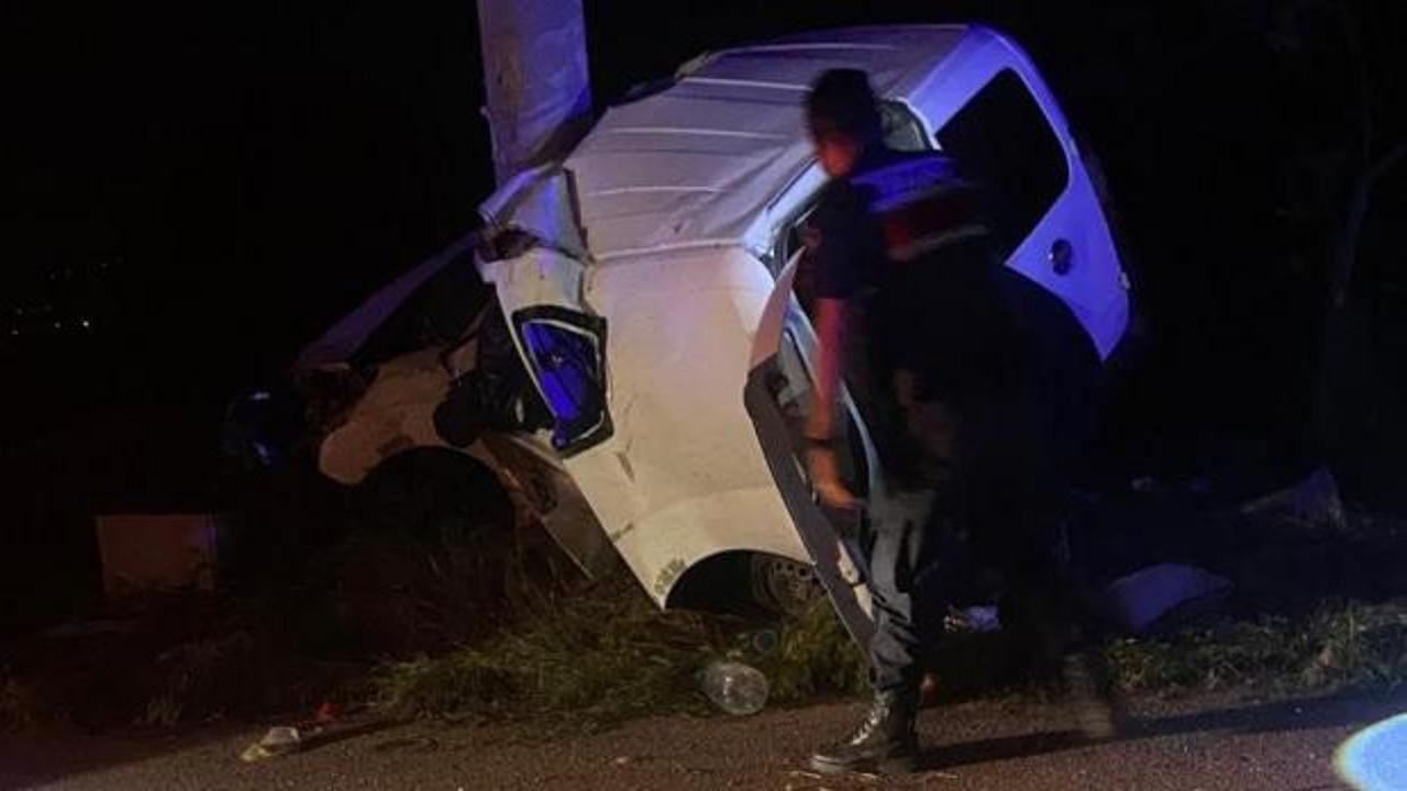 Elektrik direğine &ccedil;arpan ara&ccedil; hurdaya d&ouml;nd&uuml;: 2 &ouml;l&uuml;, 2 yaralı