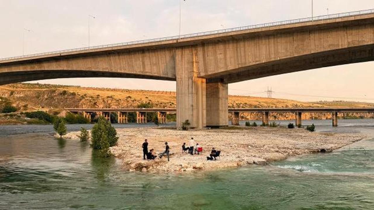 Fırat Nehri&rsquo;nde panik! Su bir anda y&uuml;kseldi, piknik&ccedil;iler mahsur kaldı
