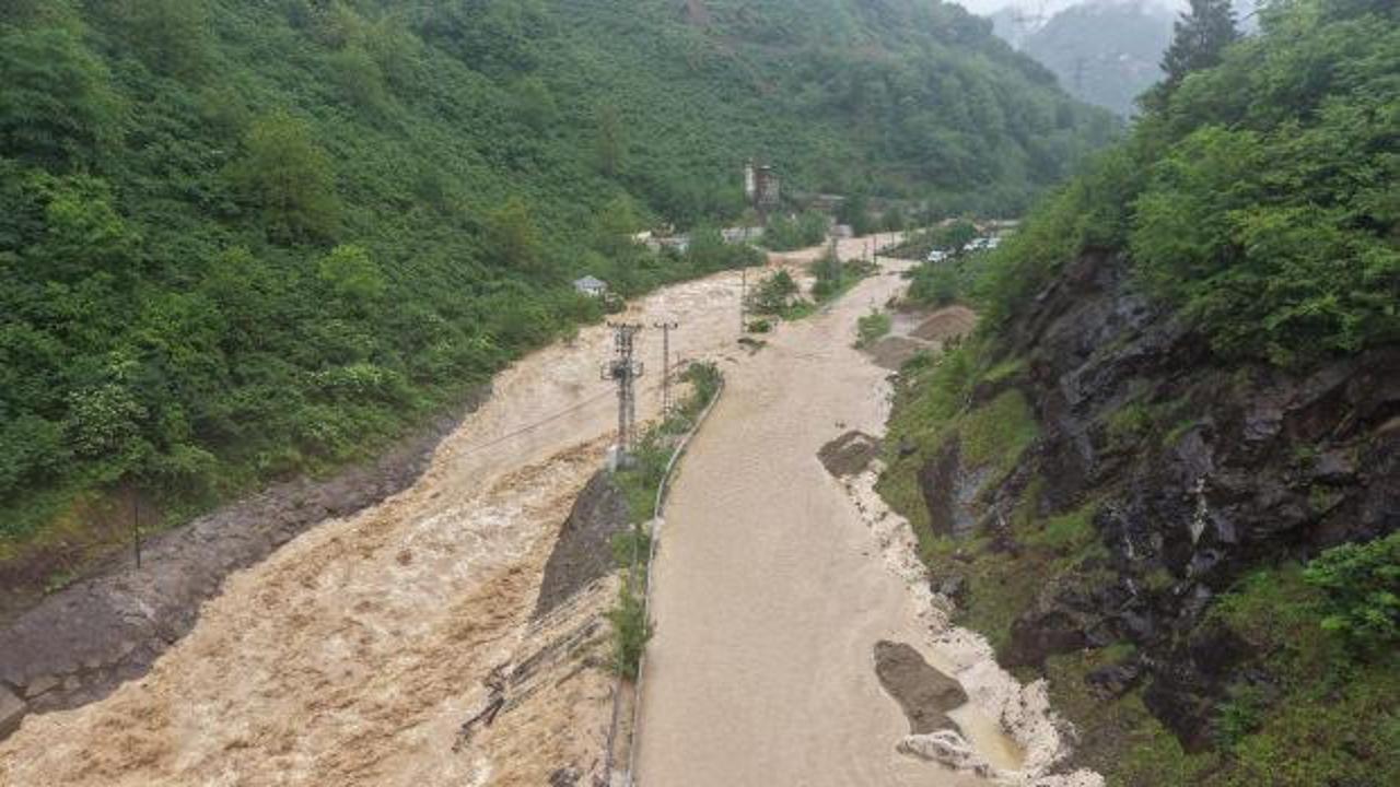 Giresun'da dere taştı, yol ulaşıma kapatıldı