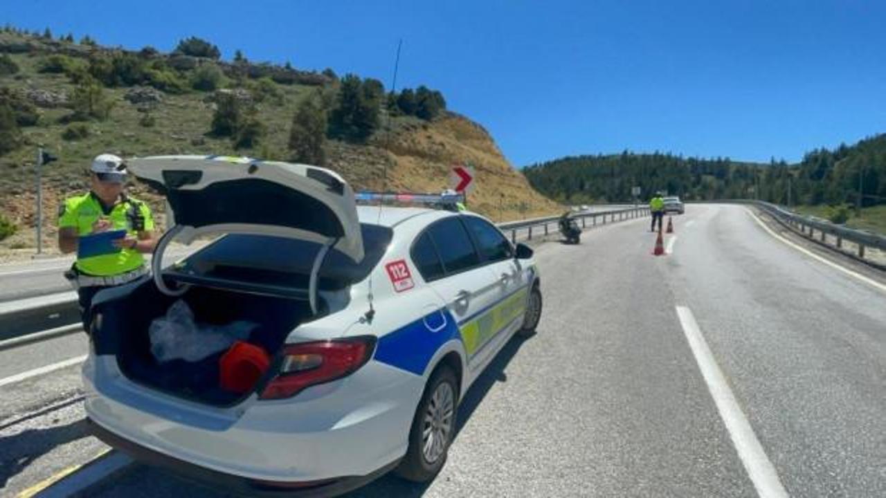 Kontrolden &ccedil;ıkan motosiklet bariyerlere &ccedil;arptı: 1 yaralı