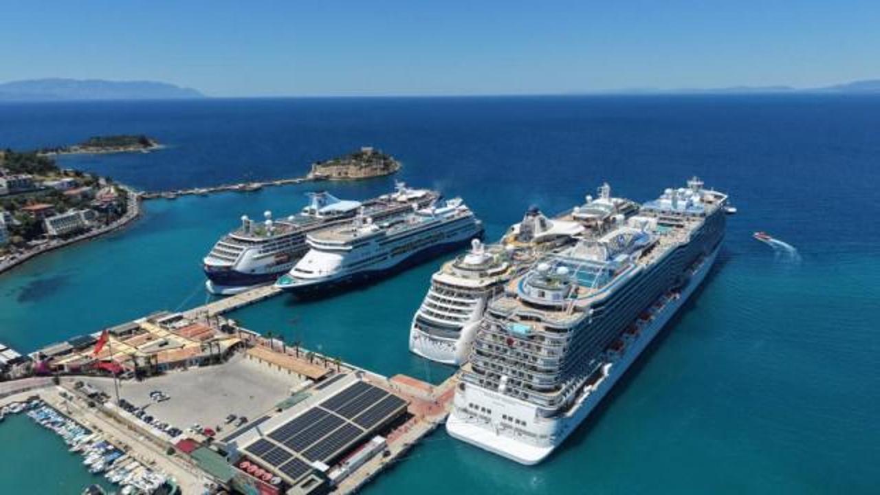 Kuşadası&rsquo;na 4 kruvaziyer ile 9 bin turist geldi