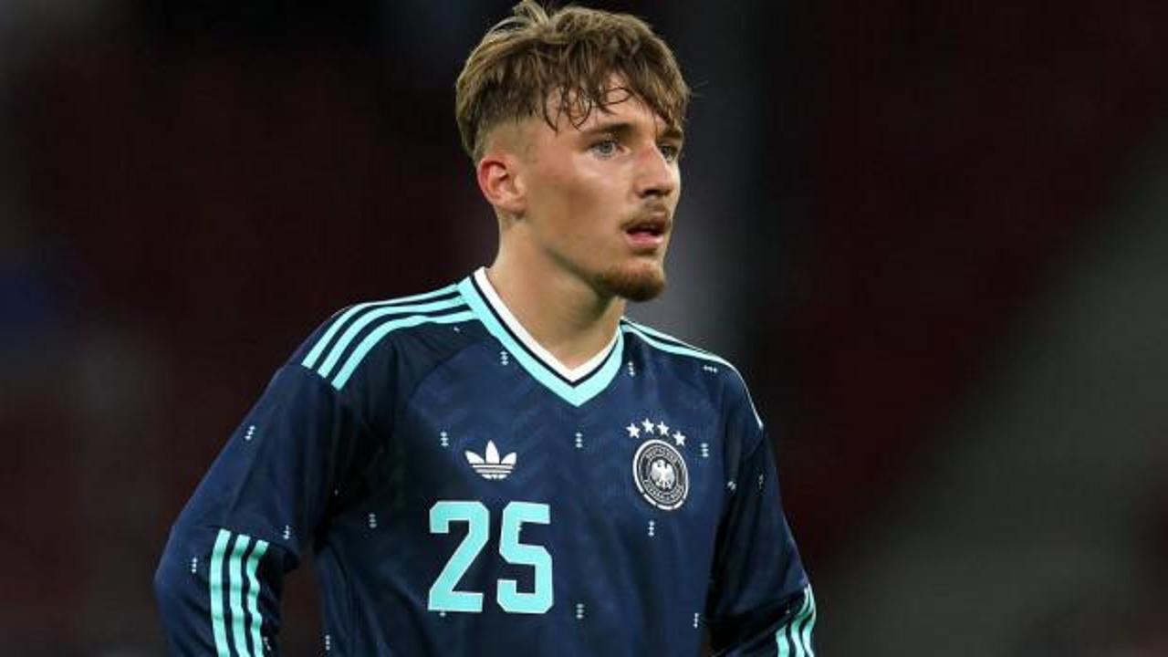 Bayern Münih forması giyen Lennart Karl'ın sakatlığı sonrası Dünya Kupası'nı kaçırdığına dair haber görseli.
