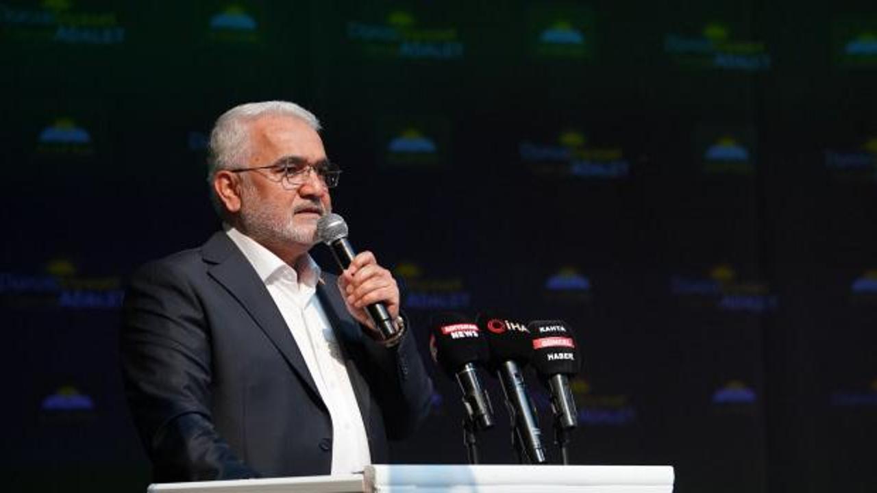 HÜDA PAR Genel Başkanı Zekeriya Yapıcıoğlu konuşma yaparken