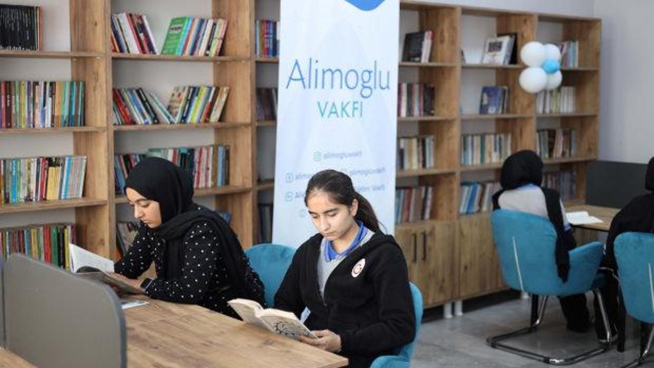 Alimoğlu Sağlık ve Eğitim Vakfı tarafından Şanlıurfa'da açılan okul kütüphanesinin açılış töreninden bir görüntü.
