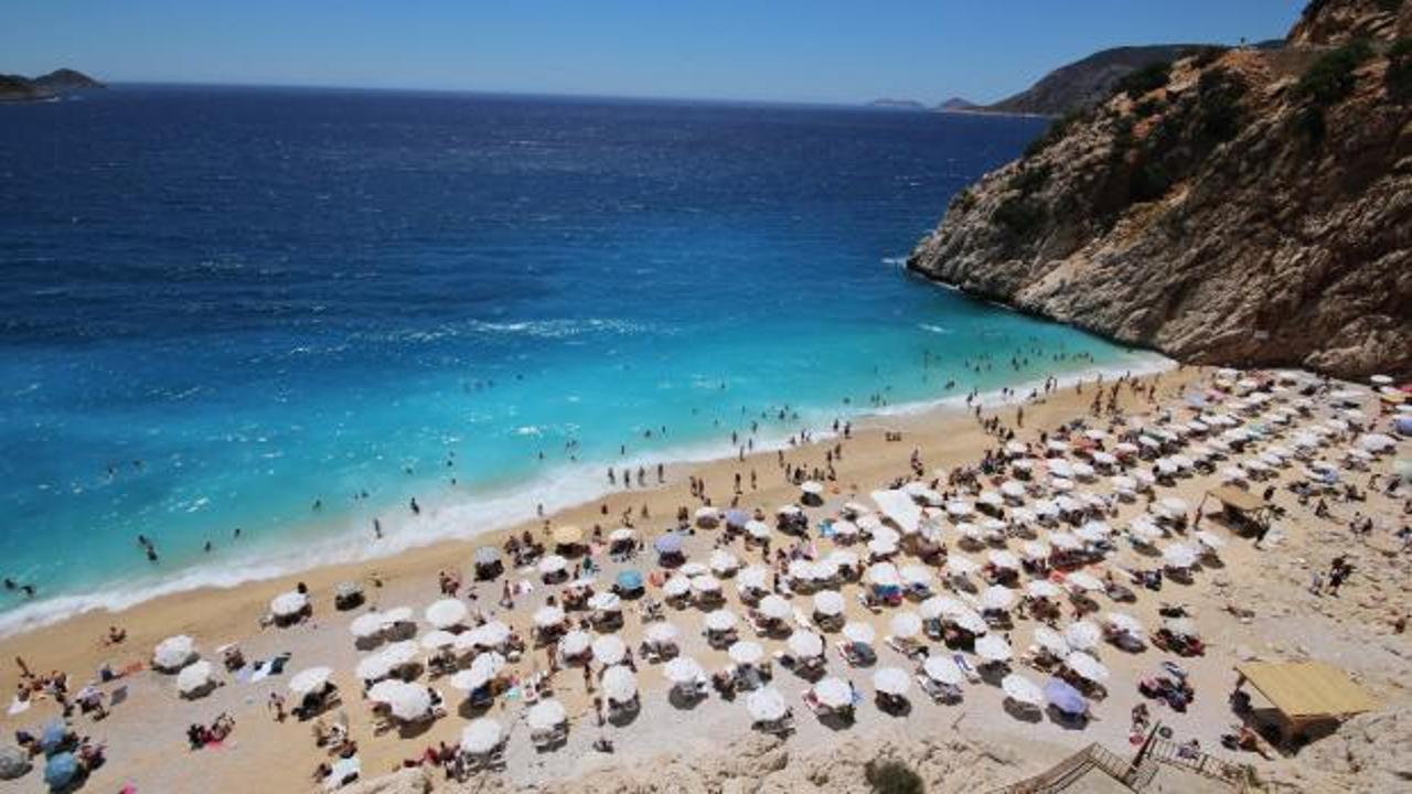 Antalya Valisi Hulusi Şahin, plajlardaki yeni çevre düzenlemeleri hakkında açıklamalarda bulunuyor.