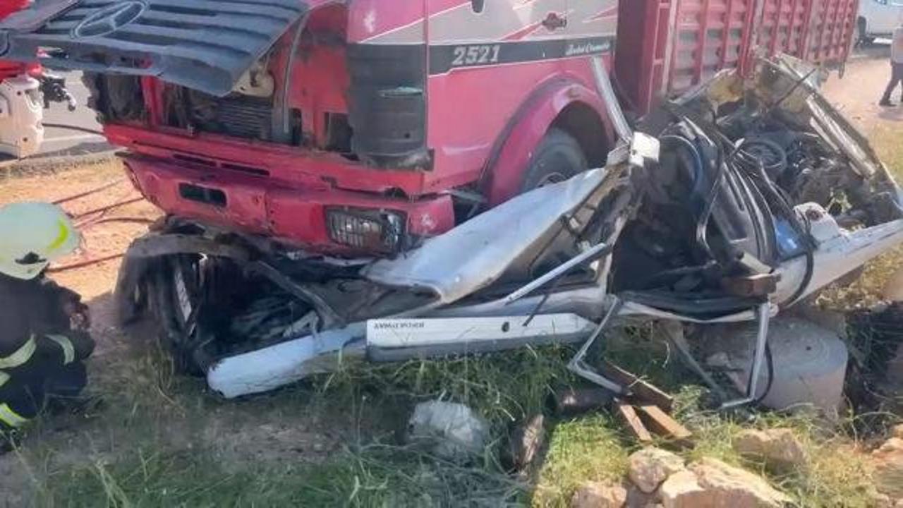 Şanlıurfa'da meydana gelen feci trafik kazasında kamyonun altına giren otomobil ve olay yerine sevk edilen ekipler.