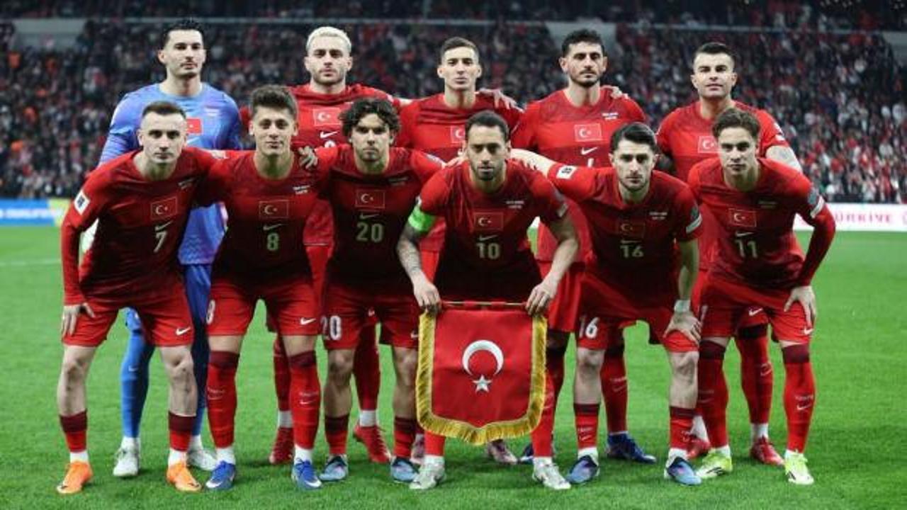 A Milli Takım teknik direktörü Vincenzo Montella ve genç yıldızlar Arda Güler ile Kenan Yıldız antrenman sahasında.