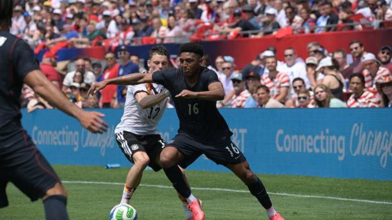 Almanya milli futbol takımı oyuncuları galibiyet sonrası seviniyor.