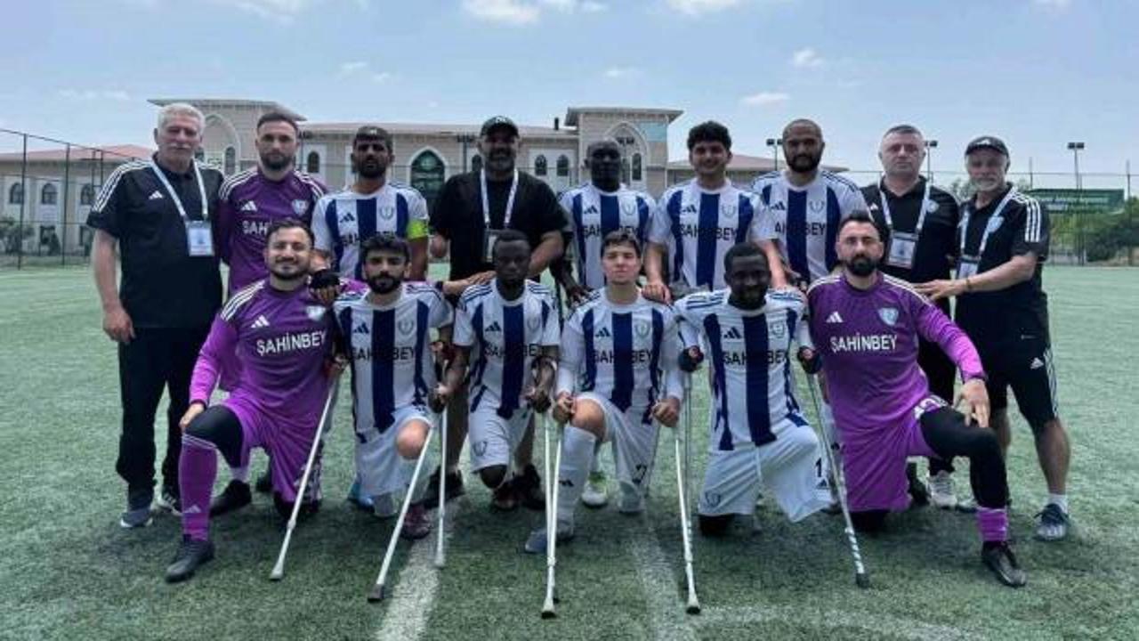 Ampute Futbol Süper Ligi şampiyonu Şahinbey Belediyespor'un oyuncuları sevinirken