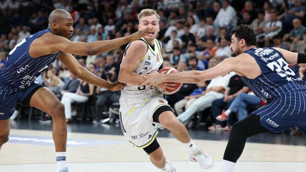 Anadolu Efes ve Fenerbahçe Beko basketbol takımları arasındaki yarı final maçından bir an.