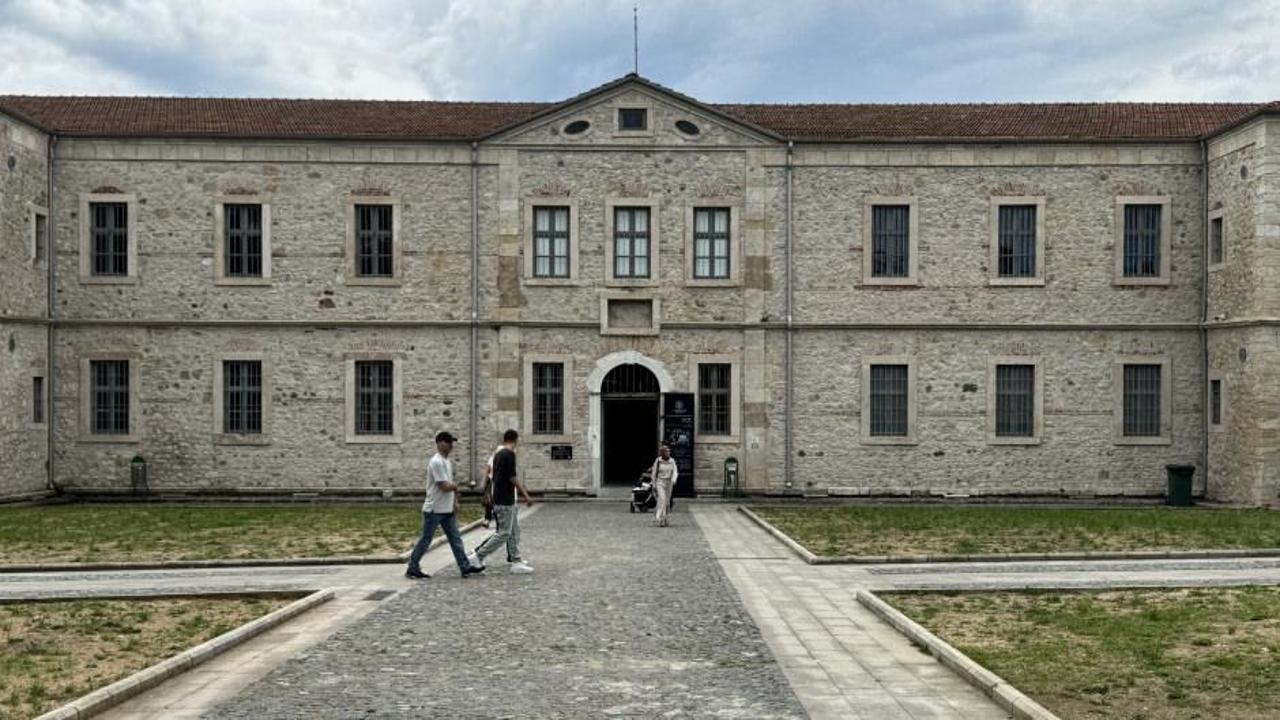Sinop Tarihi Cezaevi'ni ziyaret eden turistler