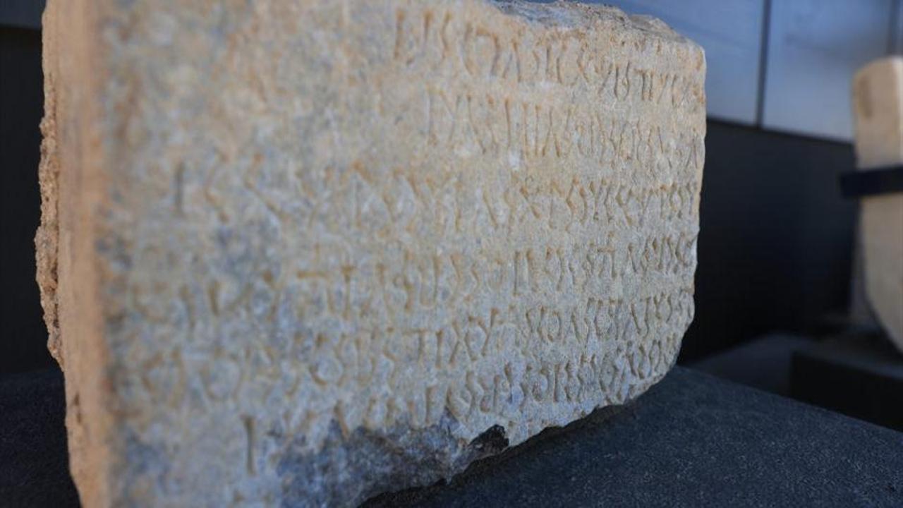 Side antik kentinde bulunan yazıtlar ve arkeolojik kalıntılar.