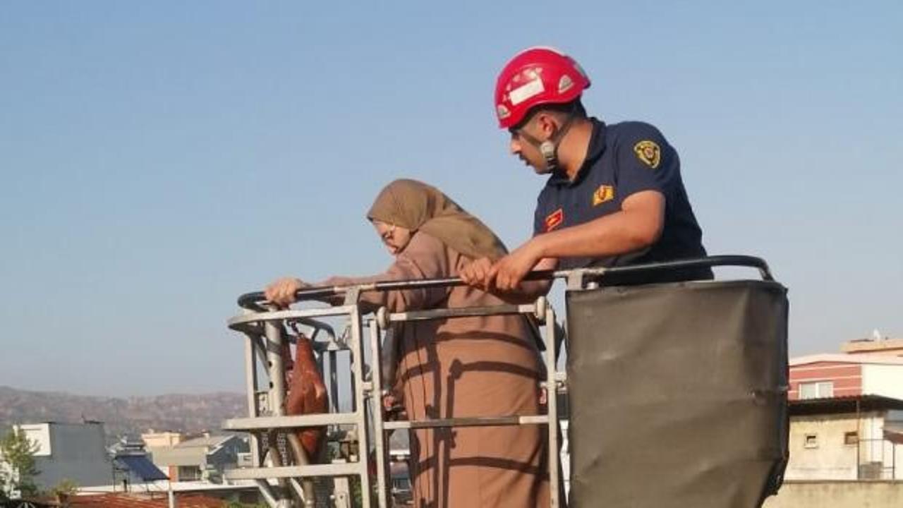 Aydın'da itfaiye ekiplerinin merdivenli araçla kurtardığı yaşlı kadın