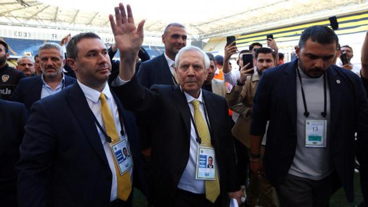 Aziz Yıldırım kürsüden seslendi! “Eğer yarın Hakan Safi seçilirse…” Aziz Yıldırım kürsüden seslendi! “Eğer yarın Hakan Safi seçilirse…”