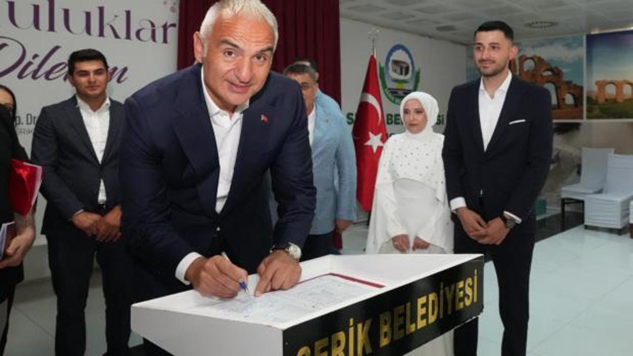 Bakan Ersoy gen&ccedil; &ccedil;iftin nikah şahidi oldu