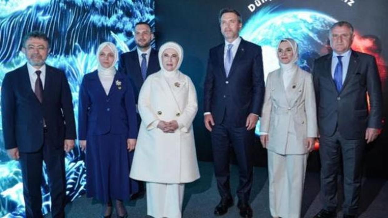 Enerji ve Tabii Kaynaklar Bakanı Alparslan Bayraktar, Sıfır Atık Festivali'nde gençlerle sohbet ediyor.