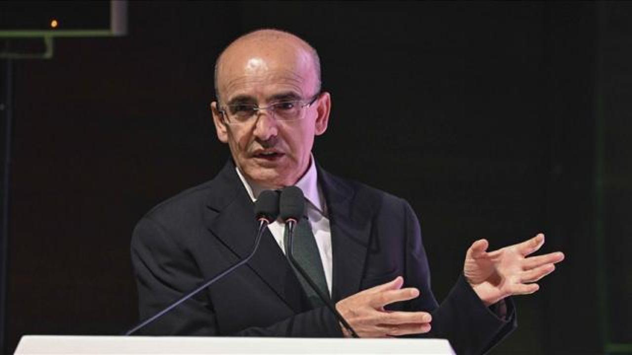 Hazine ve Maliye Bakanı Mehmet Şimşek yatırımcı toplantısında açıklamalarda bulunuyor.