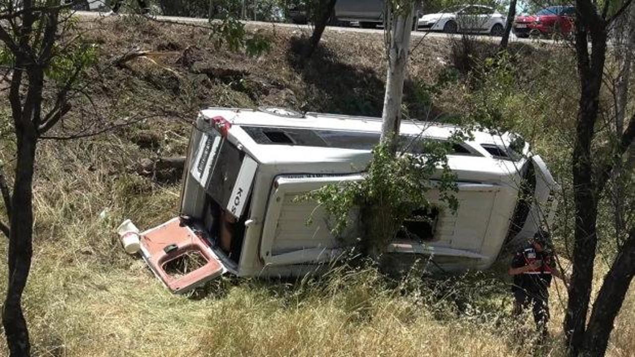 Balıkesir'de can pazar! Minib&uuml;s şarampole yuvarlandı: 14 yaralı 