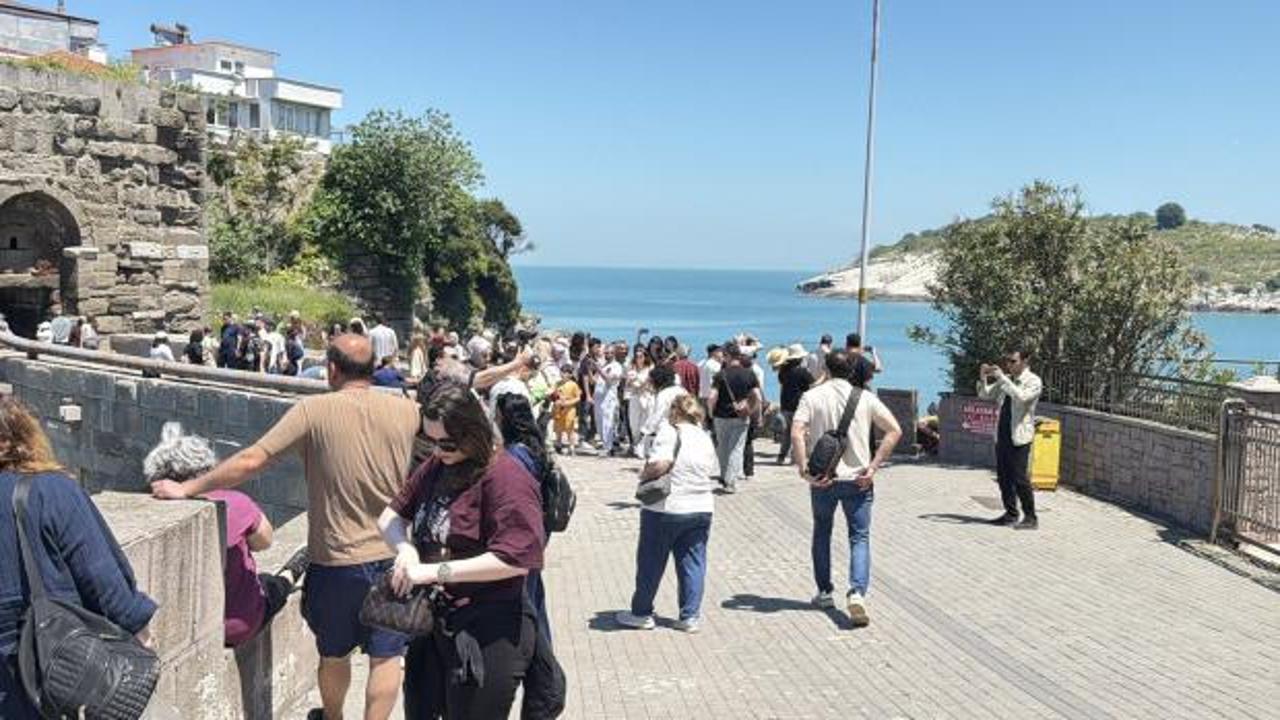 Bayram tatilinde akın ettiler! 6 bin n&uuml;fuslu il&ccedil;eye 182 bin kişi geldi