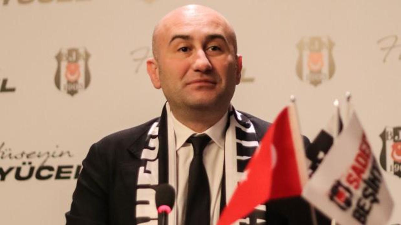 Hüseyin Yücel bir sergi etkinliğinde konuşurken