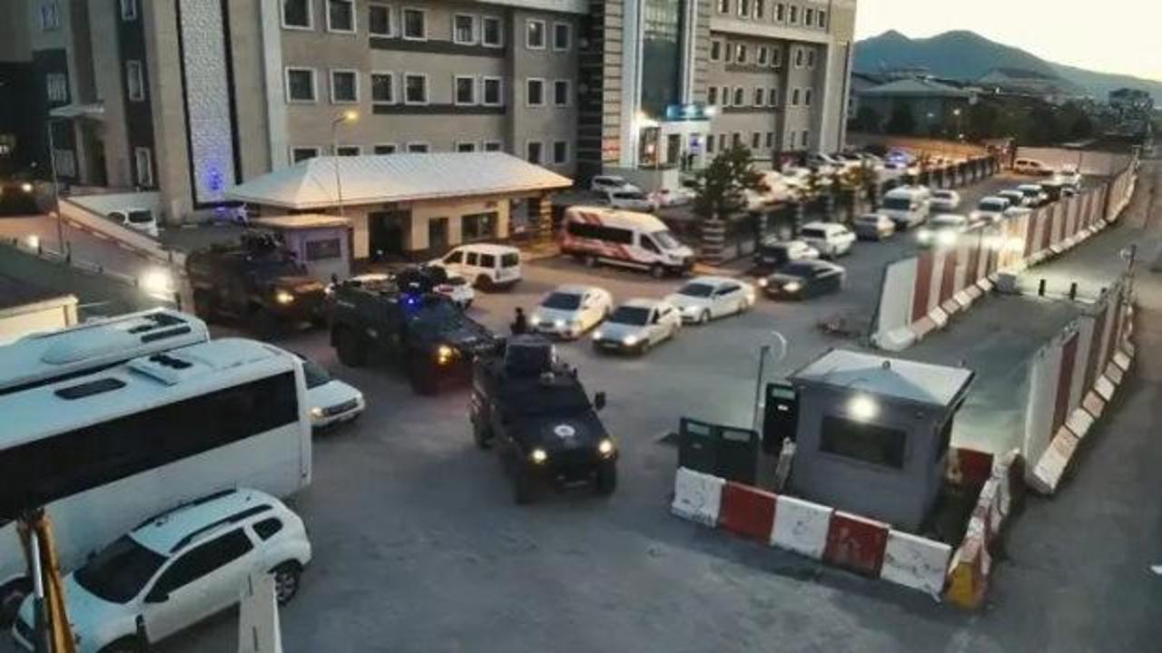 Bitlis merkezli uyuşturucu operasyonu kapsamında polis ekipleri tarafından ele geçirilen uyuşturucu maddeler ve ekipmanlar.