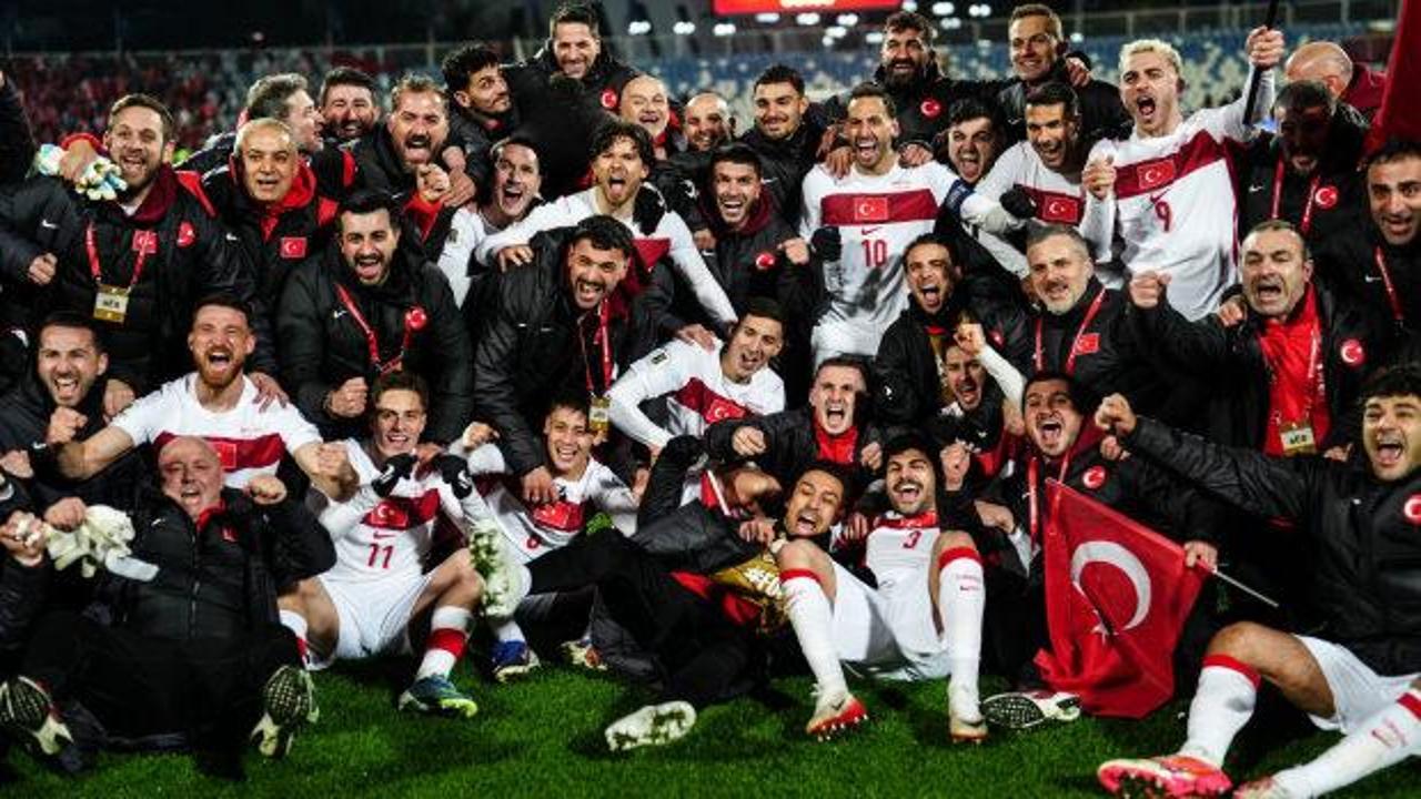 A Milli Takım oyuncuları sahada antrenman yaparken