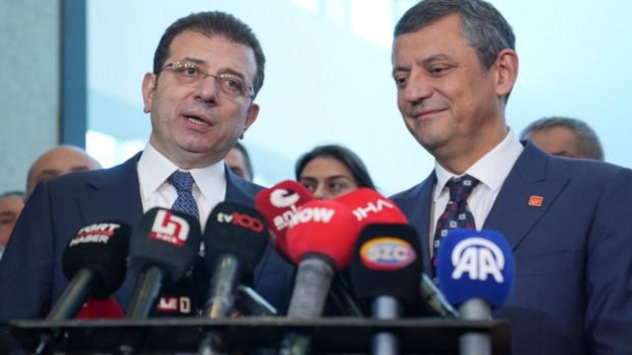 Özgür Özel ve Ekrem İmamoğlu'nun el sıkışırken çekilmiş fotoğrafı