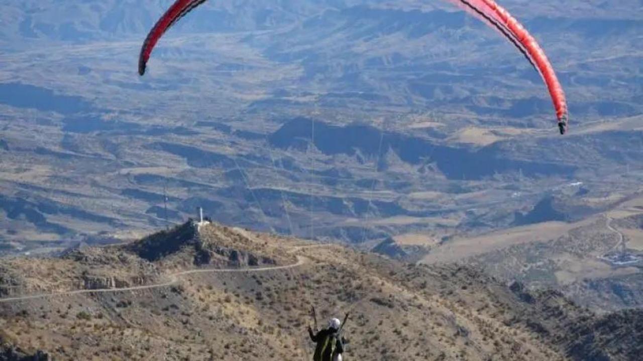 Cudi Dağı'nda yamaç paraşütü yapan sporcu