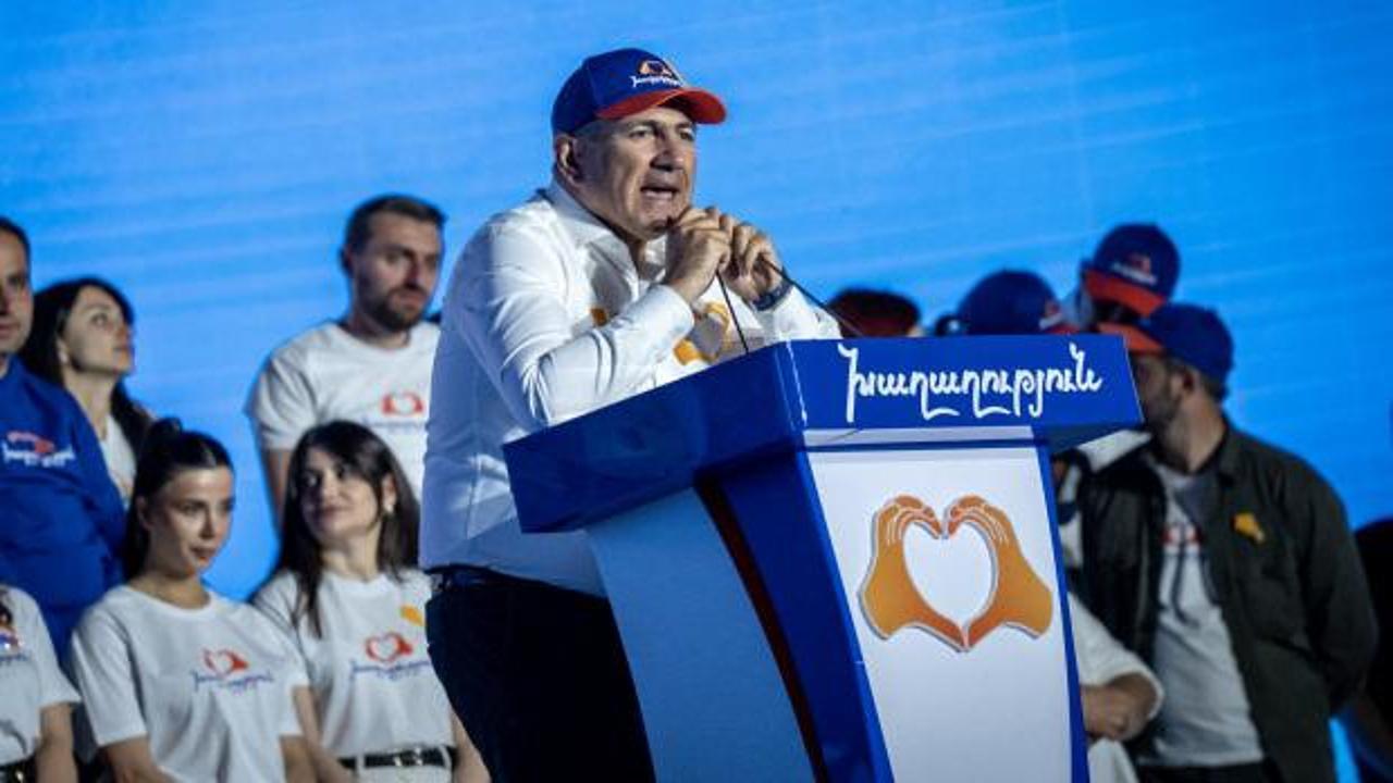 Ermenistan Başbakanı Nikol Paşinyan seçim mitinginde konuşma yaparken