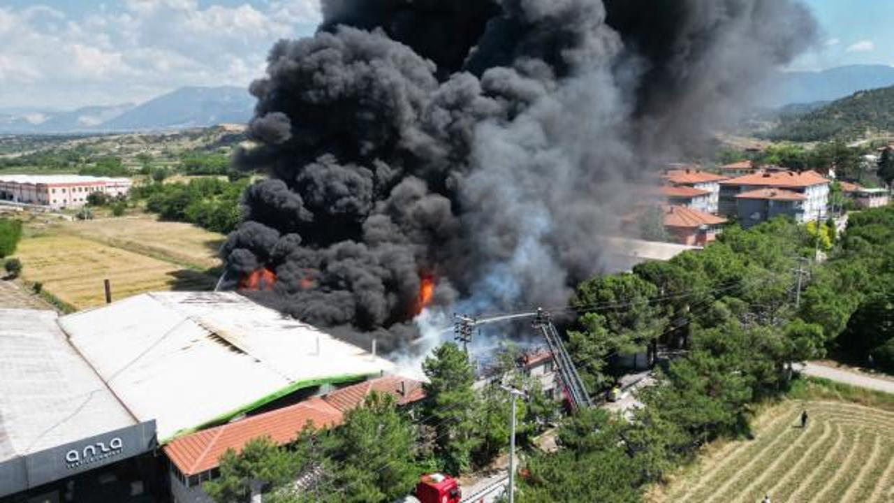 Denizli'de fabrika yangını! Kenti kara dumanlar kapladı: &Ccedil;ok sayıda ekip sevk edildi
