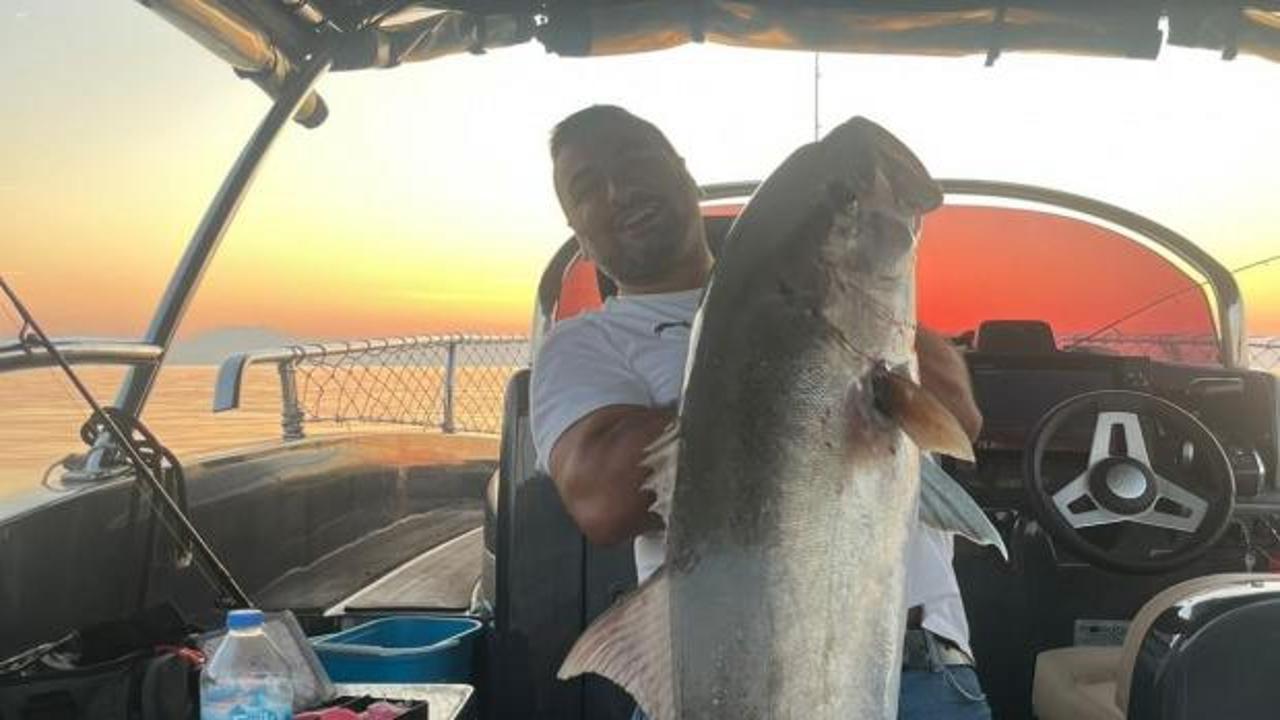 Antalya Konyaaltı Sahili'nde yakalanan dev akya balığı