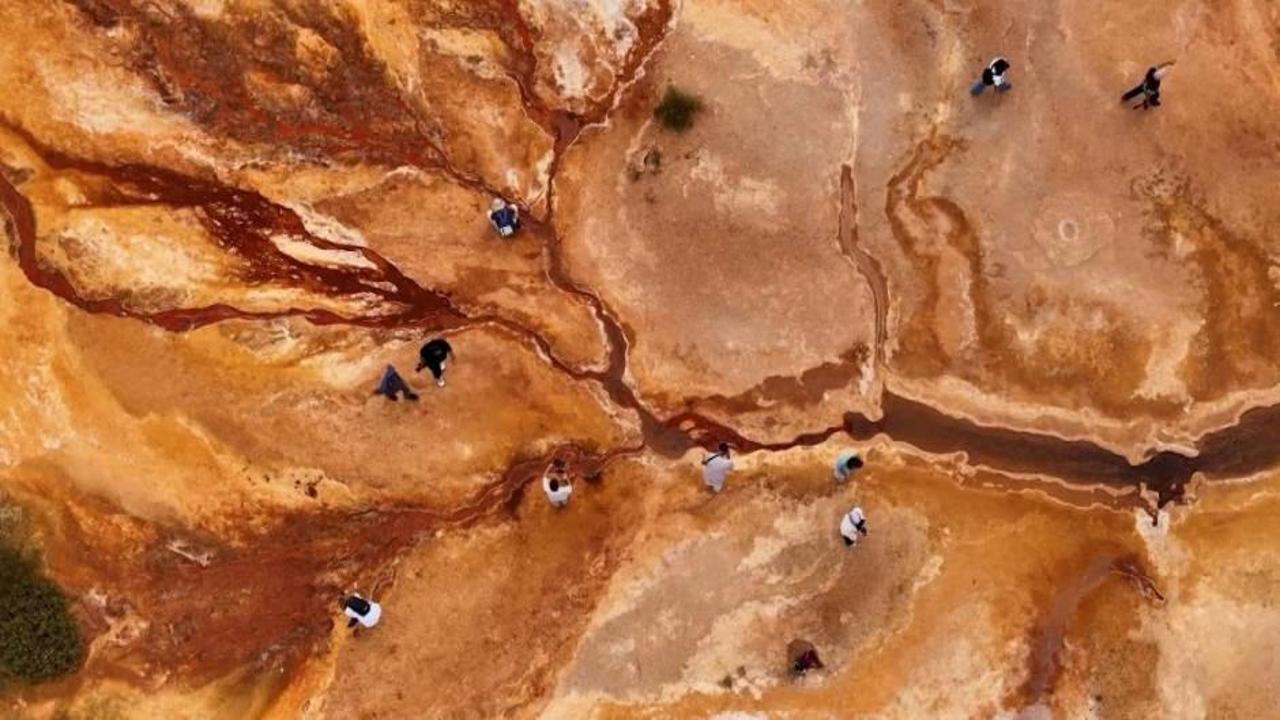 Erzincan'da bulunan ve maden suyuyla beslenen Otlukbeli Gölü'nün genel görünümü.