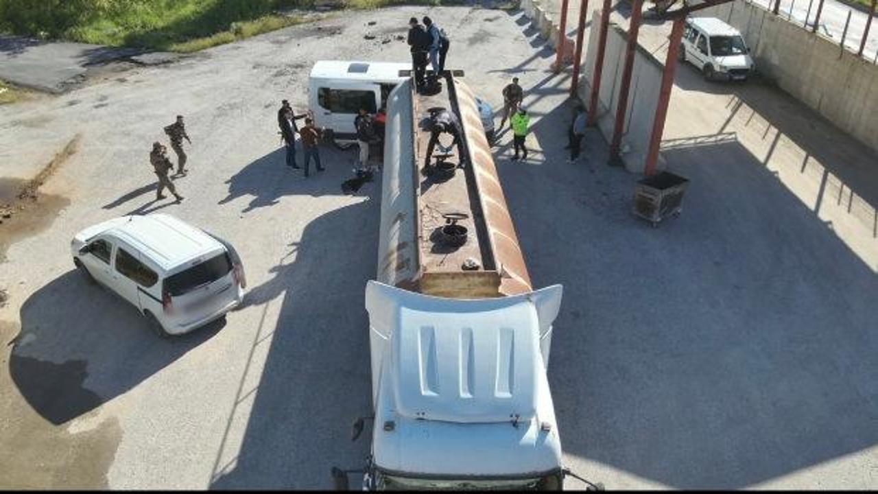 Durdurulan tankerden 30 d&uuml;zensiz g&ouml;&ccedil;men &ccedil;ıktı