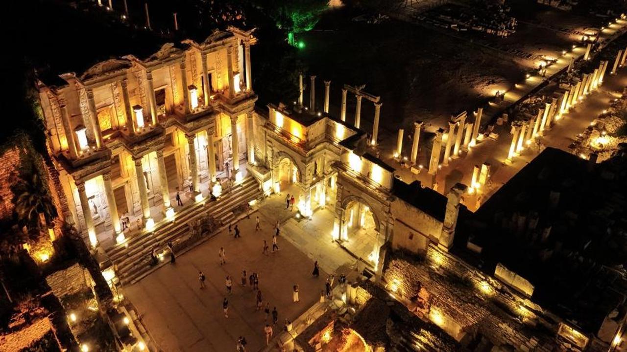 Efes Antik Kenti gece ışıklandırması altında