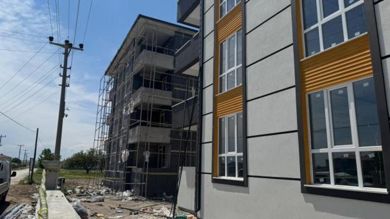 Elektrik akımına kapılan iş&ccedil;i, 4'&uuml;nc&uuml; kattan d&uuml;şt&uuml;