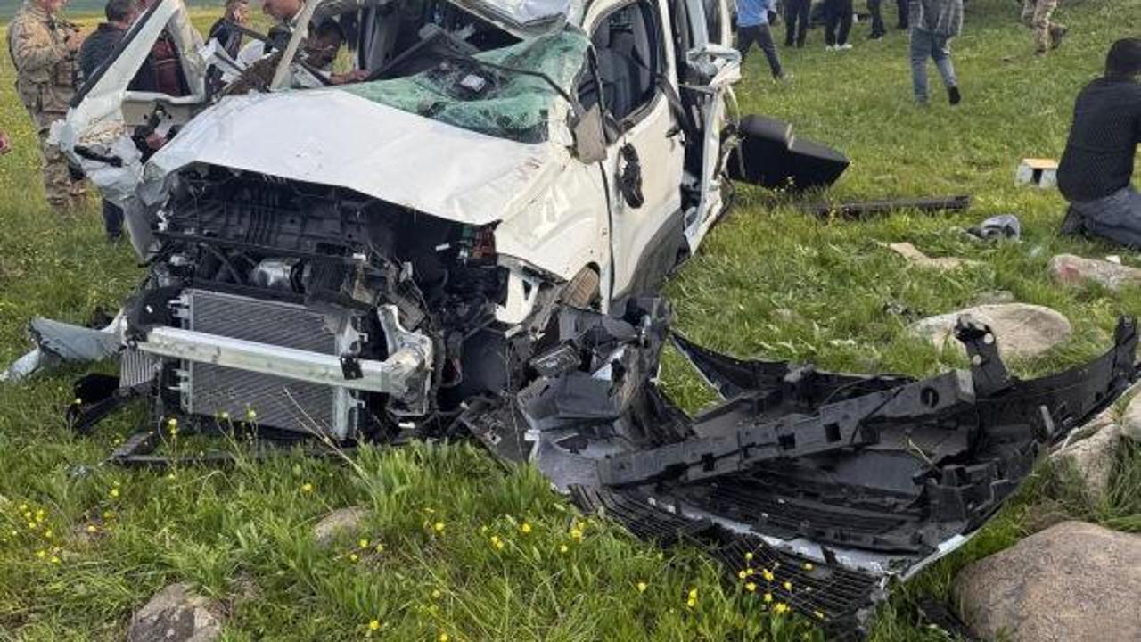 Erzurum'da meydana gelen trafik kazasının ardından olay yeri görüntüsü.