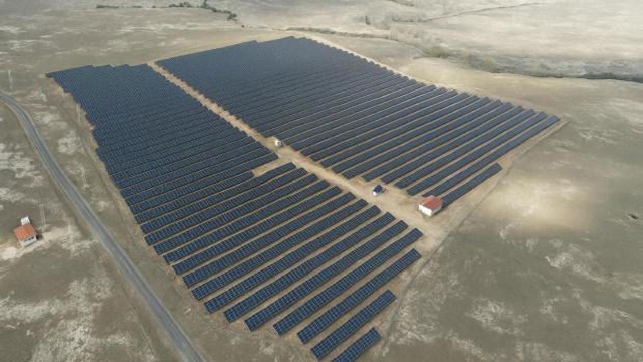 Esenler Belediyesi'nin Niğde'de kuracağı Güneş Enerjisi Santrali projesini temsil eden bir görsel.