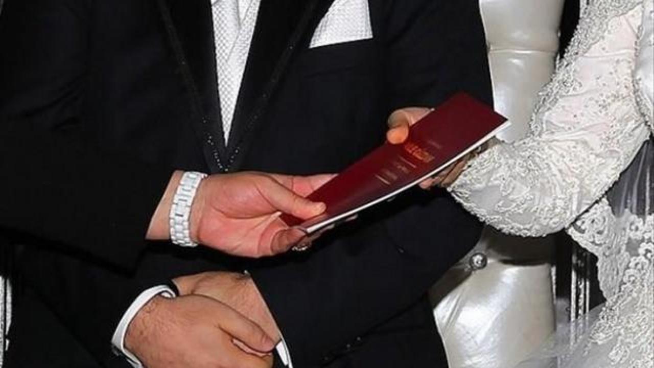 Düğün hazırlığı yapan bir çiftin bütçe planlaması yapması