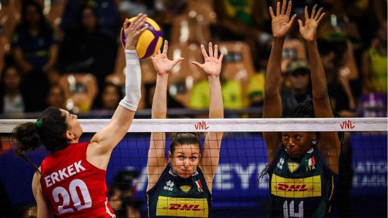A Milli Kadın Voleybol Takımı oyuncuları maç sırasında