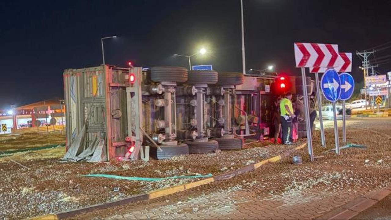 Kaza yapan TIR'dan yola saçılan arpa yükü ve olay yerindeki ekipler