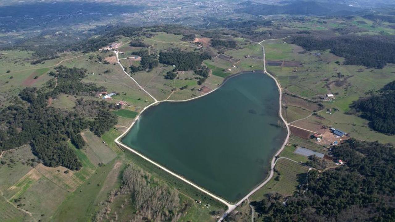 Sakarya'nın Geyve ilçesinde bulunan ve 'Saklı Cennet' olarak anılan, yemyeşil ağaçlar ve berrak sularıyla göz kamaştıran bir doğa manzarası.