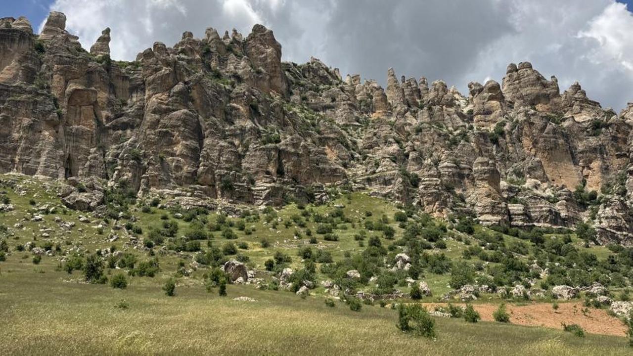 Adıyaman'da yer alan doğal kaya oluşumları ve peri bacaları manzarası