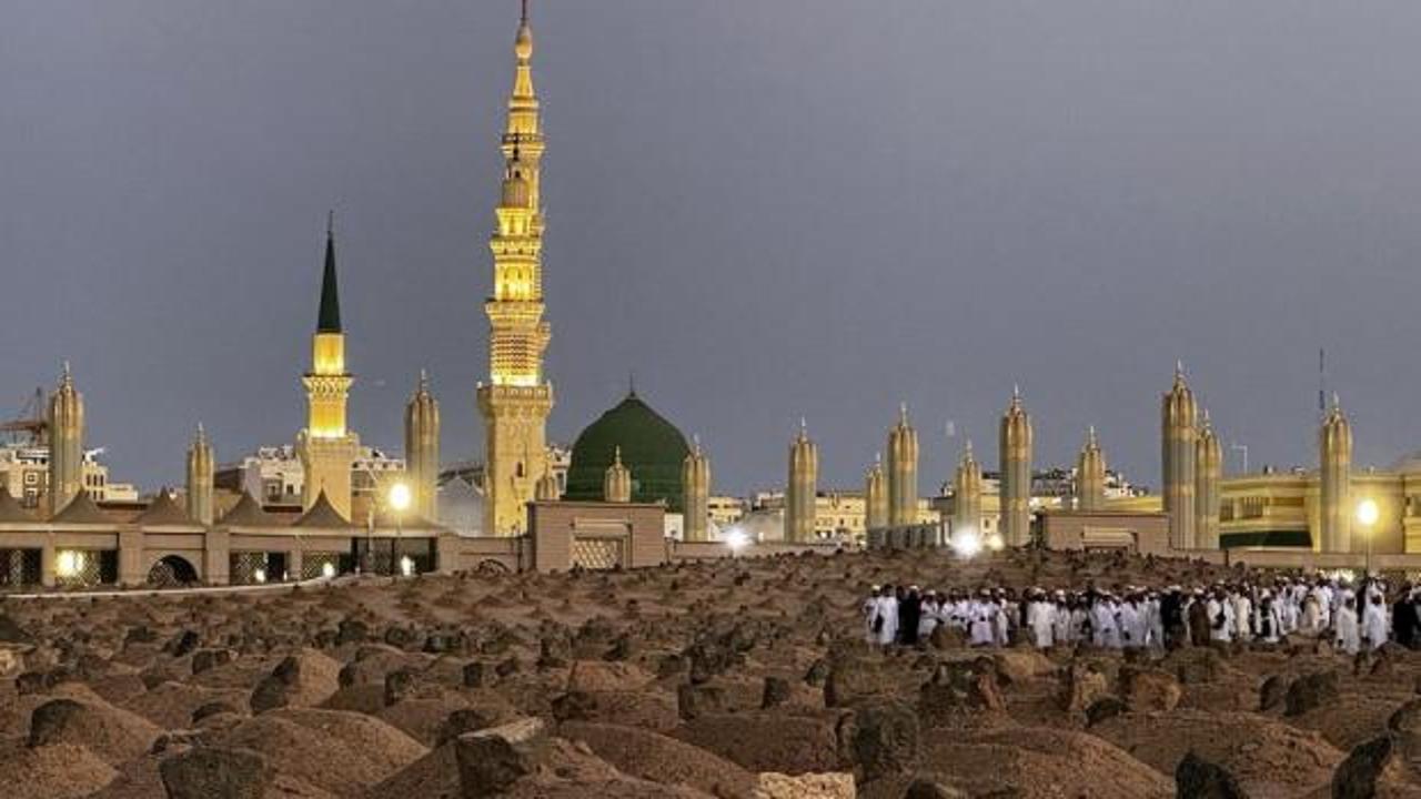 Medine'de bulunan Mescid-i Nebevî ve çevresinin manevi atmosferi